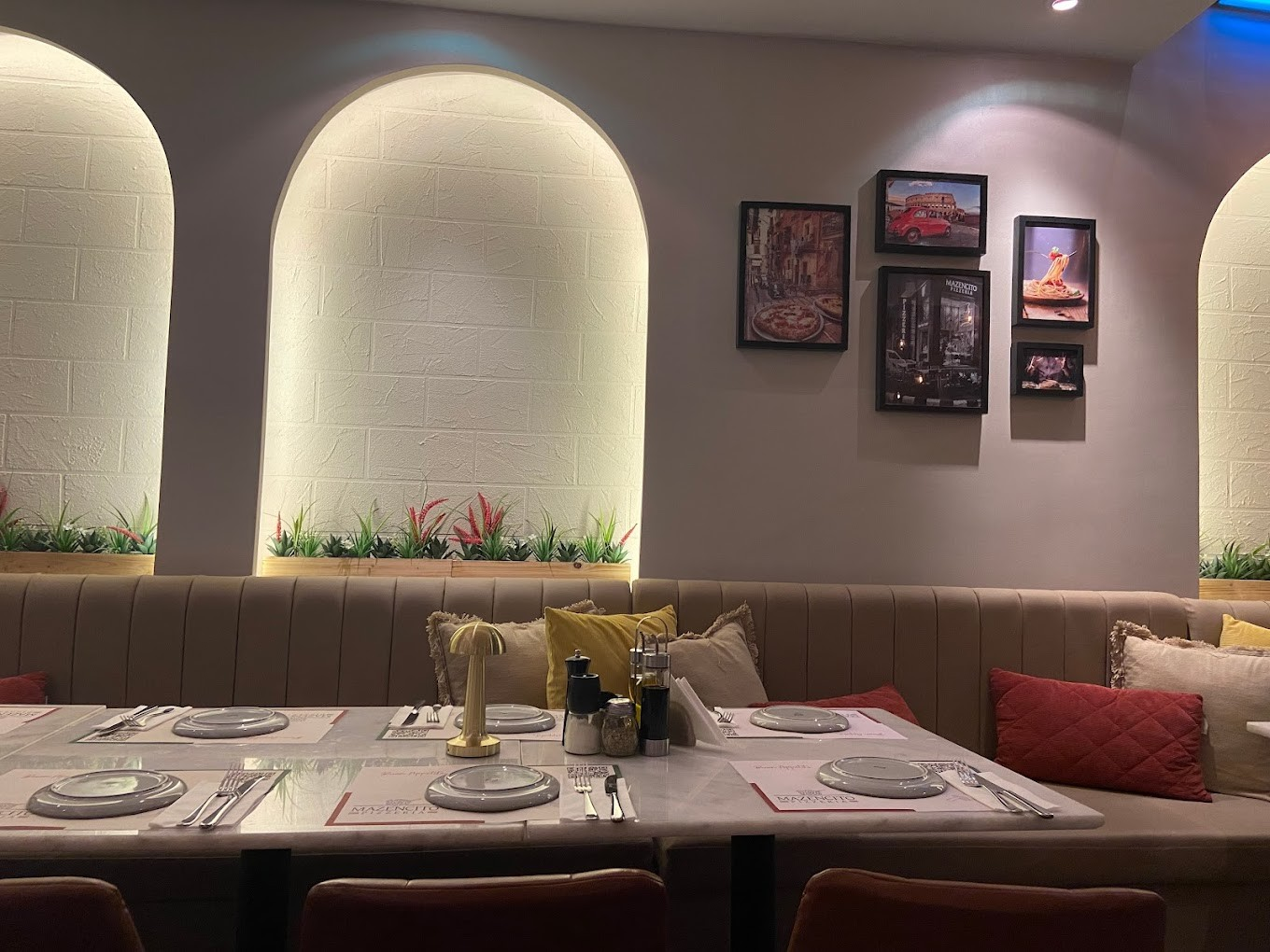 Mazencito — booth seating